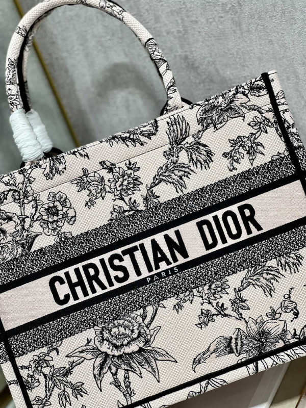 medium D*or book tote