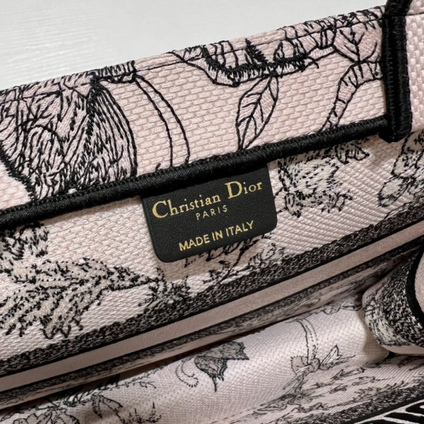 medium D*or book tote
